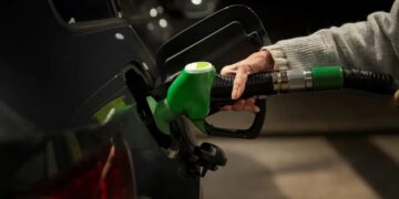 La guerra en Medio Oriente impacta en el precio del crudo y dos petroleras ya aumentaron el precio de los combustibles