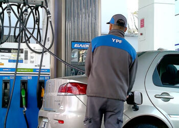 Nafta más barata: YPF bajará los precios para quienes carguen durante la madrugada
