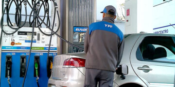Nafta más barata: YPF bajará los precios para quienes carguen durante la madrugada