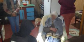 Policías rescataron a un abuelo de 77 años perdido en el monte, estaba descalzo y sin abrigo