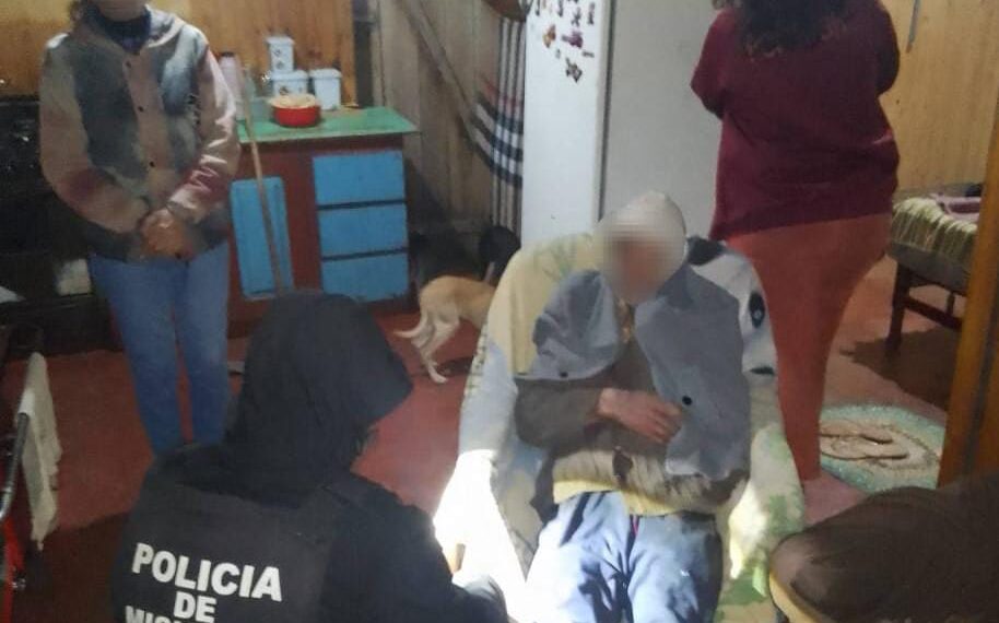 Policías rescataron a un abuelo de 77 años perdido en el monte, estaba descalzo y sin abrigo