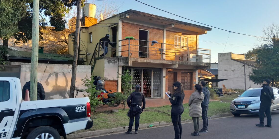 Allanamiento en Posadas: detienen a un hombre y hallan drogas, psicofármacos y un sello médico