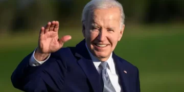 Trump compartió en sus redes una teoría conspirativa que asegura que Biden es un robot