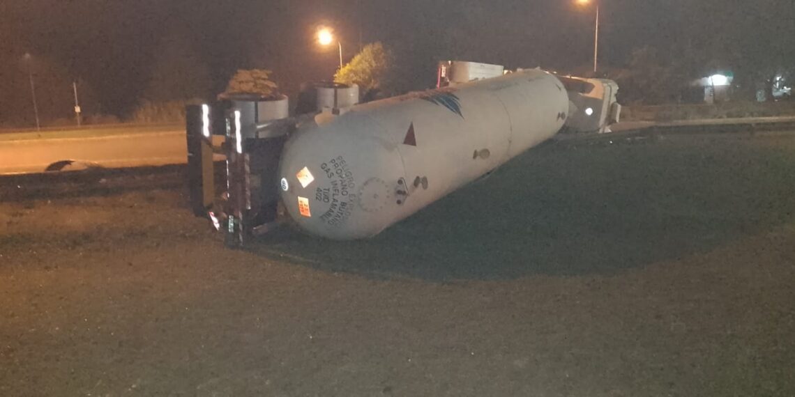 Camión cisterna que transportaba gas propano-butanotal volcó en Campo Viera: corte total en la Ruta Nacional 14