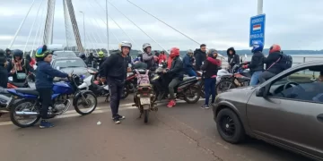 Cortan el tránsito en el puente San Roque González de Santa Cruz en protesta por los controles aduaneros
