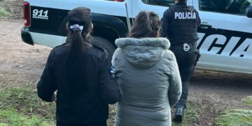 Fingía ayudarlos y les sacó más de un millón de pesos: Arrestaron a una mujer por estafar a una pareja
