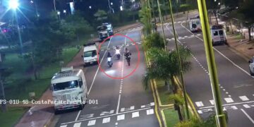 Operativo Costanera: Realizaba maniobras peligrosas con su motocicleta, colisionó otro auto y terminó detenido