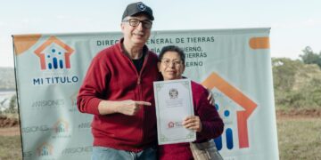 Passalacqua entregó más de 200 regularizaciones dominiales a familias de once municipios y herramientas a productores en San Javier