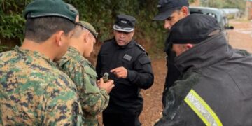Bomberos anti-explosivos retiraron una granada del frente de una vivienda en Bernardo de Irigoyen