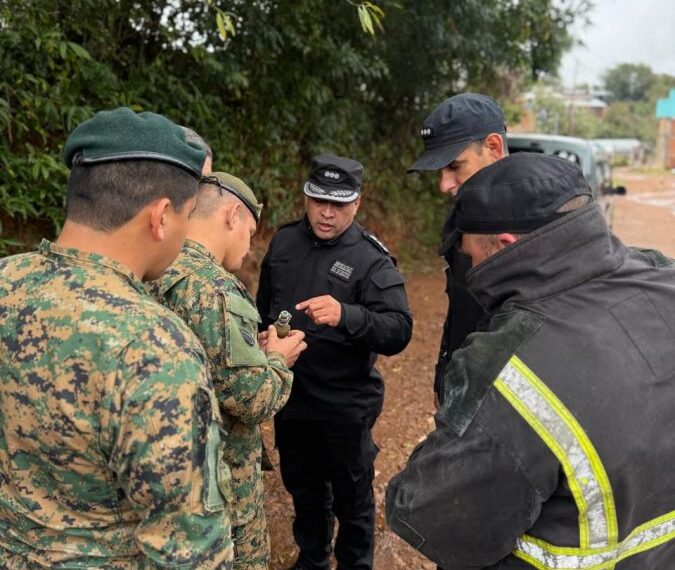 Bomberos anti-explosivos retiraron una granada del frente de una vivienda en Bernardo de Irigoyen