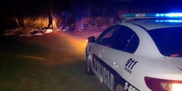 Detuvieron a un hombre en situación de calle: fue captado por las cámaras cuando arrastraba un cuerpo a un descampado