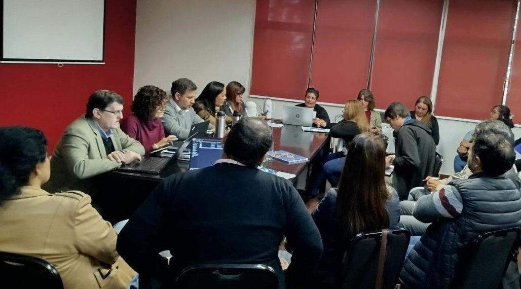 El Gobierno provincial y gremios docentes acordaron una recomposición salarial para el sector educativo
