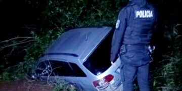 Jardín América: alcoholizados fueron detenidos tras despistar con un auto