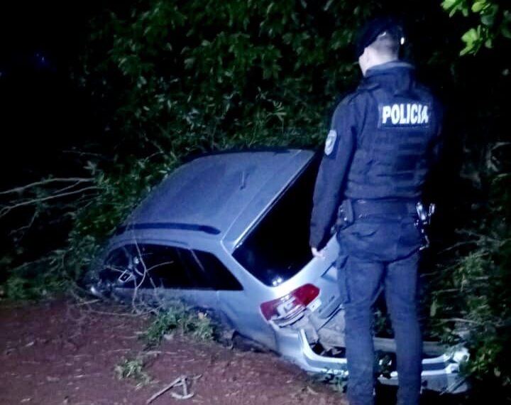 Jardín América: alcoholizados fueron detenidos tras despistar con un auto
