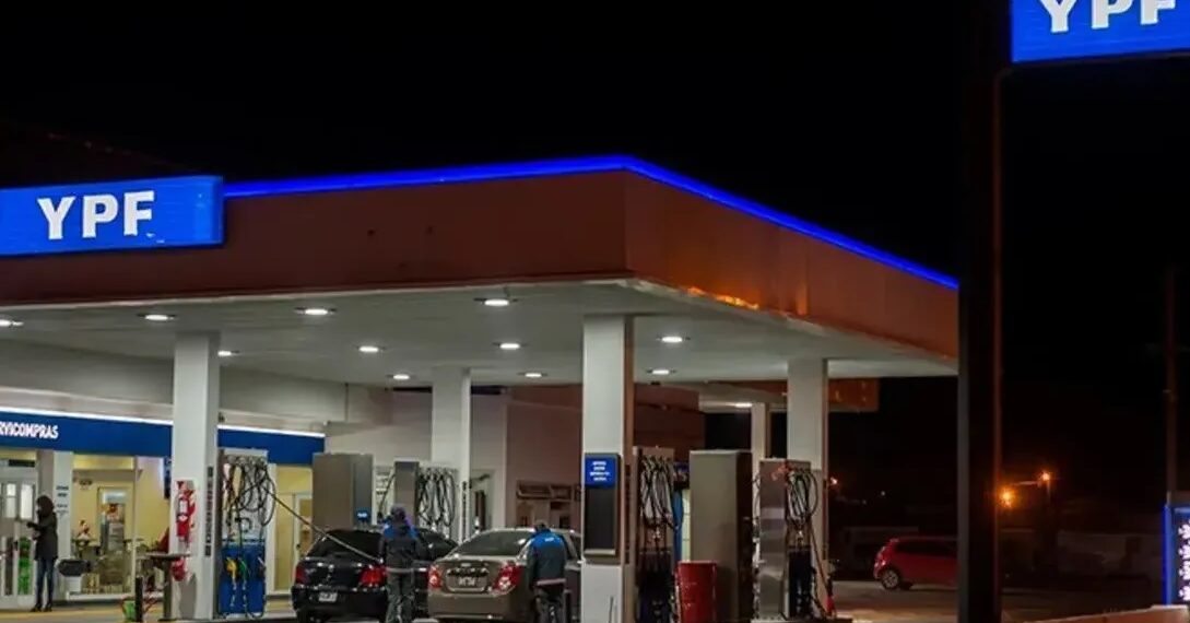 La venta de combustibles durante la madrugada en las estaciones de servicio de YPF creció un 25%