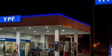 La venta de combustibles durante la madrugada en las estaciones de servicio de YPF creció un 25%