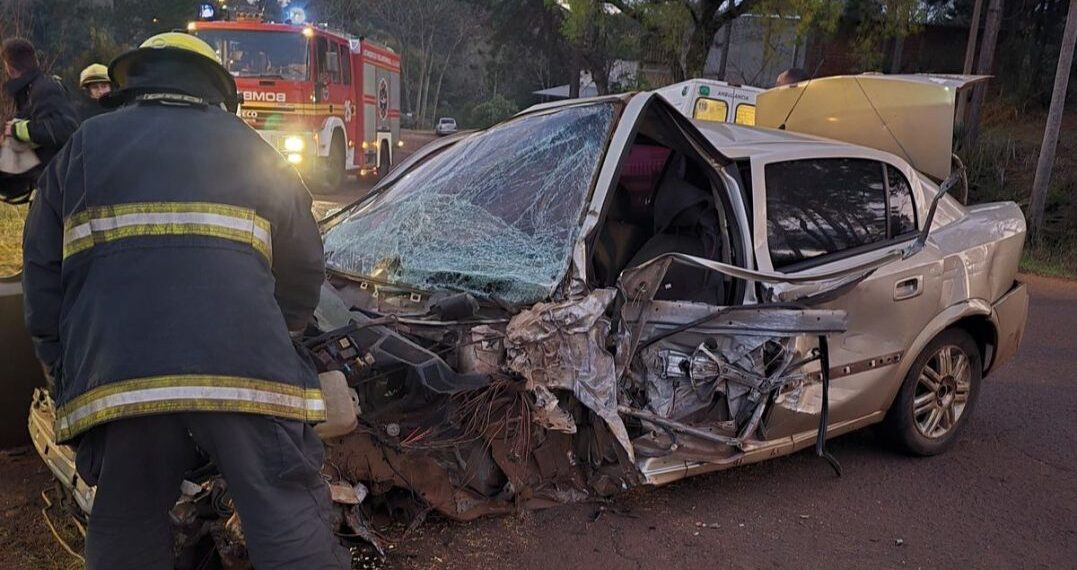 Alem: un fallecido en brutal accidente entre un auto y un camión sobre la ruta 4