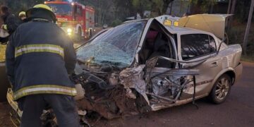 Alem: un fallecido en brutal accidente entre un auto y un camión sobre la ruta 4