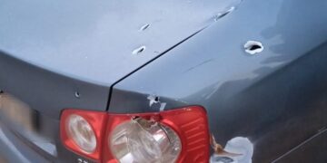 Balearon un auto dentro de una casa en Puerto Piray y la Policía investiga el móvil del ataque