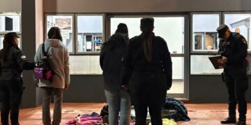 Pidieron refugio por la noche y terminaron detenidas por vaciarle la casa