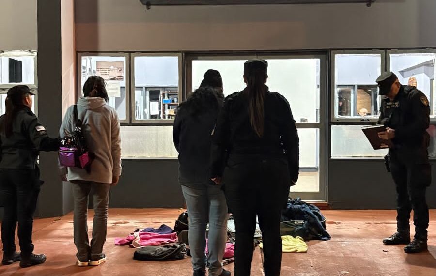 Pidieron refugio por la noche y terminaron detenidas por vaciarle la casa