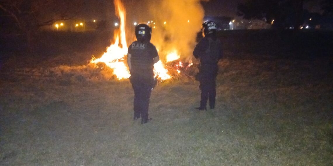 Agentes Motorizados arrestaron a dos hombres que iniciaron un incendio de pastizales en Garupá