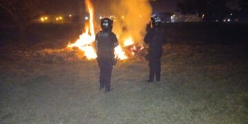 Agentes Motorizados arrestaron a dos hombres que iniciaron un incendio de pastizales en Garupá