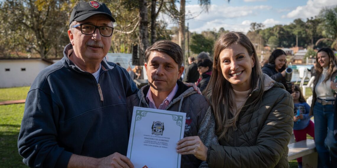 Passalacqua entregó 296 títulos de propiedad y permisos de ocupación en San Antonio y Comandante Andresito