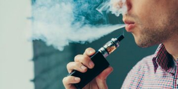 Presentan en el Senado un proyecto de ley para reforzar las restricciones al vapeo