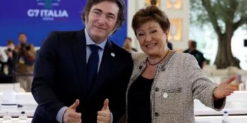 Argentina recibió el desembolso del FMI: las reservas superaron los US$43.000 millones y el dólar oficial bajó a $1370
