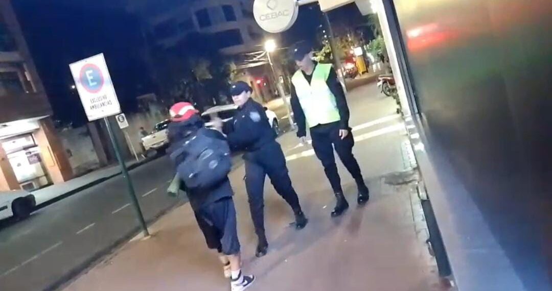 Una cadete de la Policía desarmó a un hombre violento en el centro de Posadas