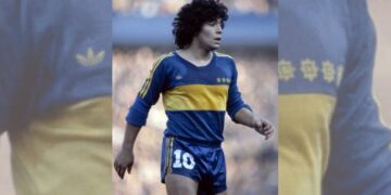 Una camiseta que usó Maradona en Boca fue elegida como “la más linda de la historia”