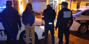 Cayeron dos mecheros reincidentes tras robar en un local de ropas: fueron seguidos por las cámaras del 911 y detenidos en minutos