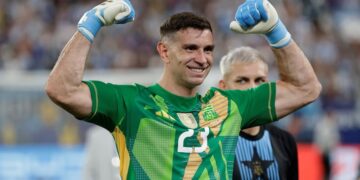 Dibu Martínez volvió a ser nominado para el Trofeo Lev Yashin al mejor arquero del mundo