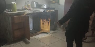Efectivos sofocaron incendio en su vivienda en Eldorado y asistieron al propietario del inmueble