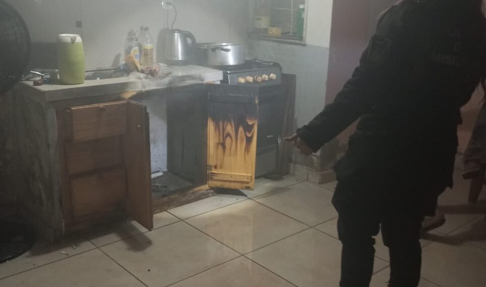 Efectivos sofocaron incendio en su vivienda en Eldorado y asistieron al propietario del inmueble