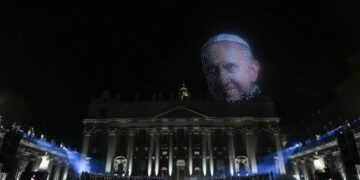 Miles de drones iluminaron el Vaticano para homenajear al papa Francisco
