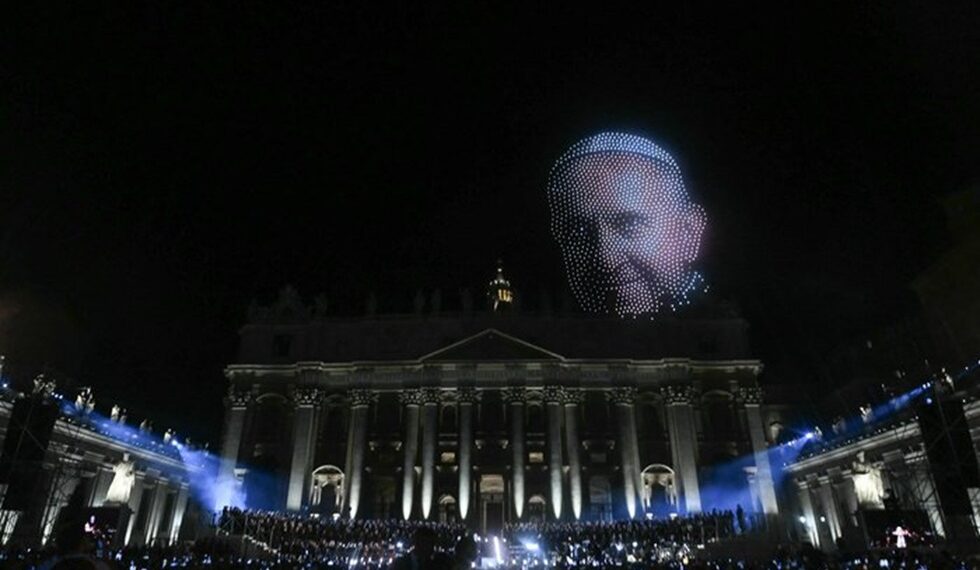Miles de drones iluminaron el Vaticano para homenajear al papa Francisco