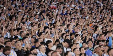 La FIFA multó a la AFA por los cánticos discriminatorios de los hinchas en un partido de la Selección