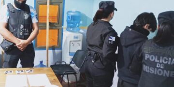 Pasamanos exprés de droga en la ruta: la Policía atrapó a una mujer en plena venta