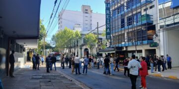 Yerbateros pidieron la normalización del funcionamiento del Inym con un abrazo simbólico