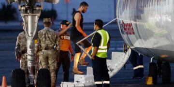 Llega al país el primer vuelo con argentinos deportados de Estados Unidos