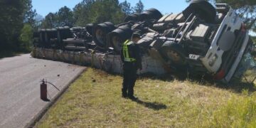 Conductor ileso tras despiste de camión en Dos de Mayo