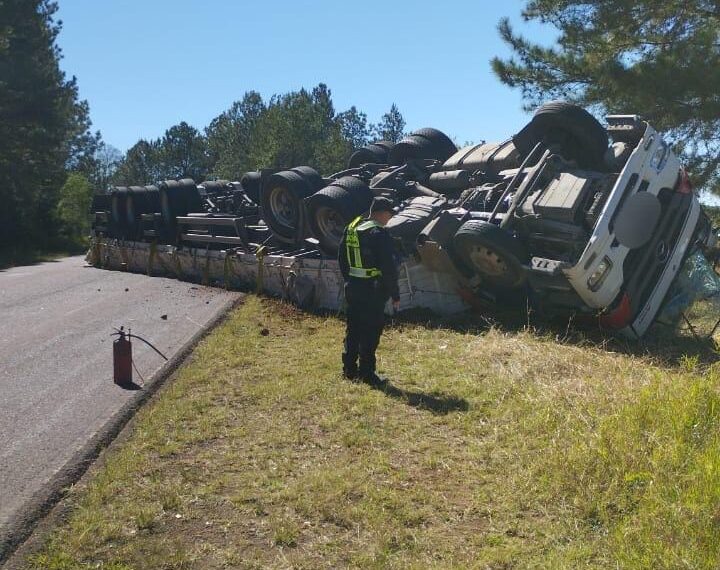 Conductor ileso tras despiste de camión en Dos de Mayo
