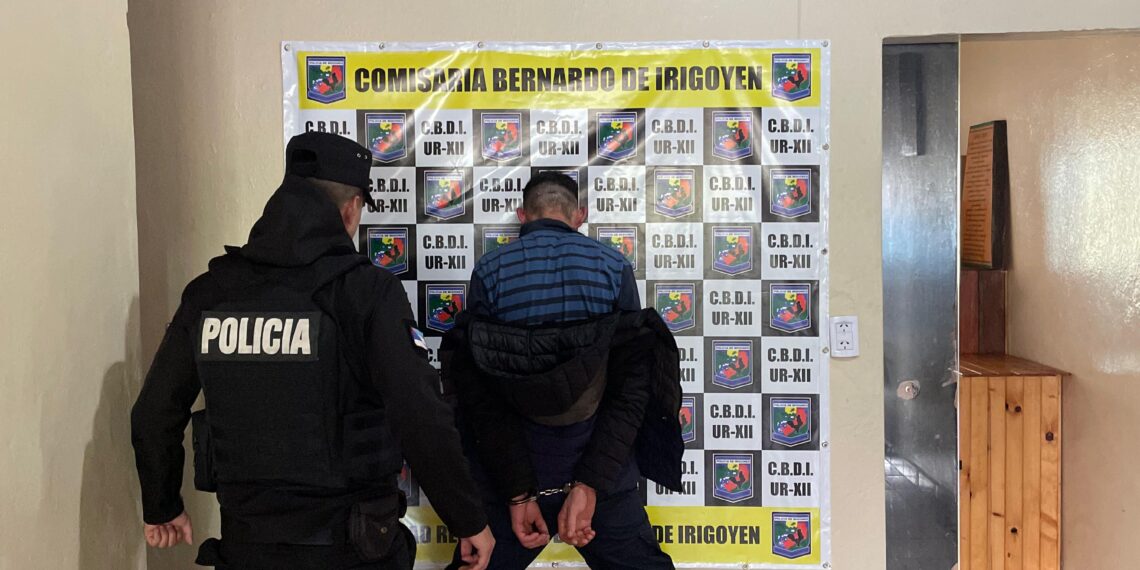 Se aprovechó de un abuelo, y le robó sus ahorros del cajero