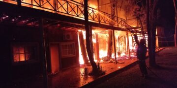Incendio arrasó con un complejo turístico en Mojón Grande