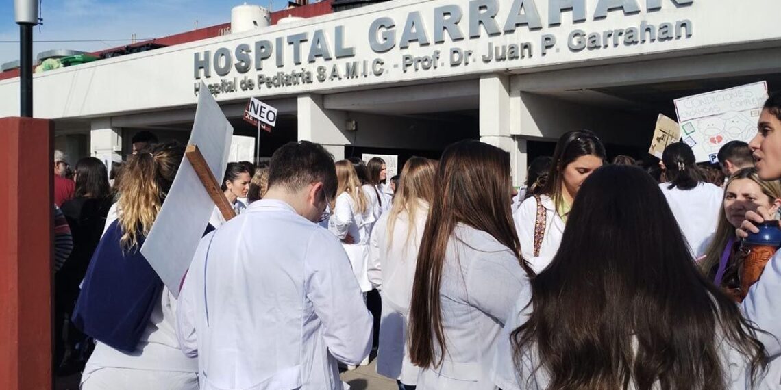Trabajadores del Garrahan empezaron un nuevo paro contra el veto a la emergencia en pediatría