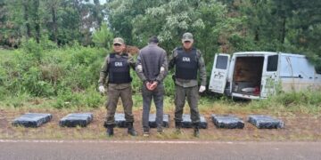 Se arrojó de un furgón en movimiento para evitar ser detenido con 187 kilos de marihuana