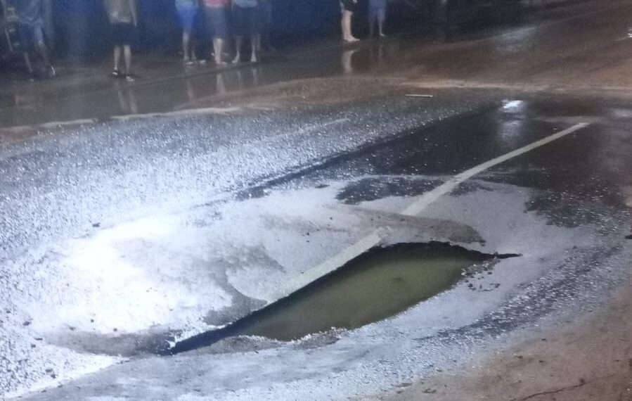 Varias viviendas afectadas por la rotura de una cañería y pérdida de agua cloacal en Posadas