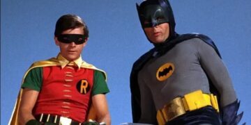 Trajes originales de Batman y artículos de series clásicas logran una cifra millonaria en una subasta